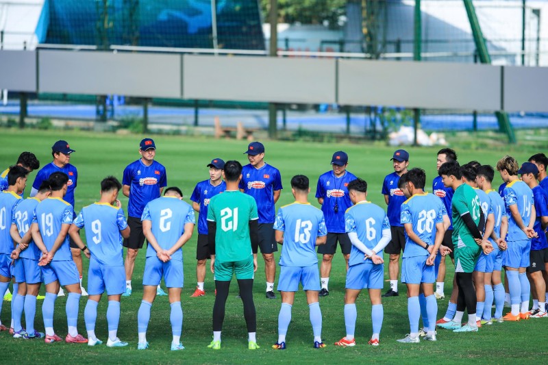 Huan luyen vien Kim Sang-sik dan do hoc tro truoc buoi tap. Anh: Minh Dan