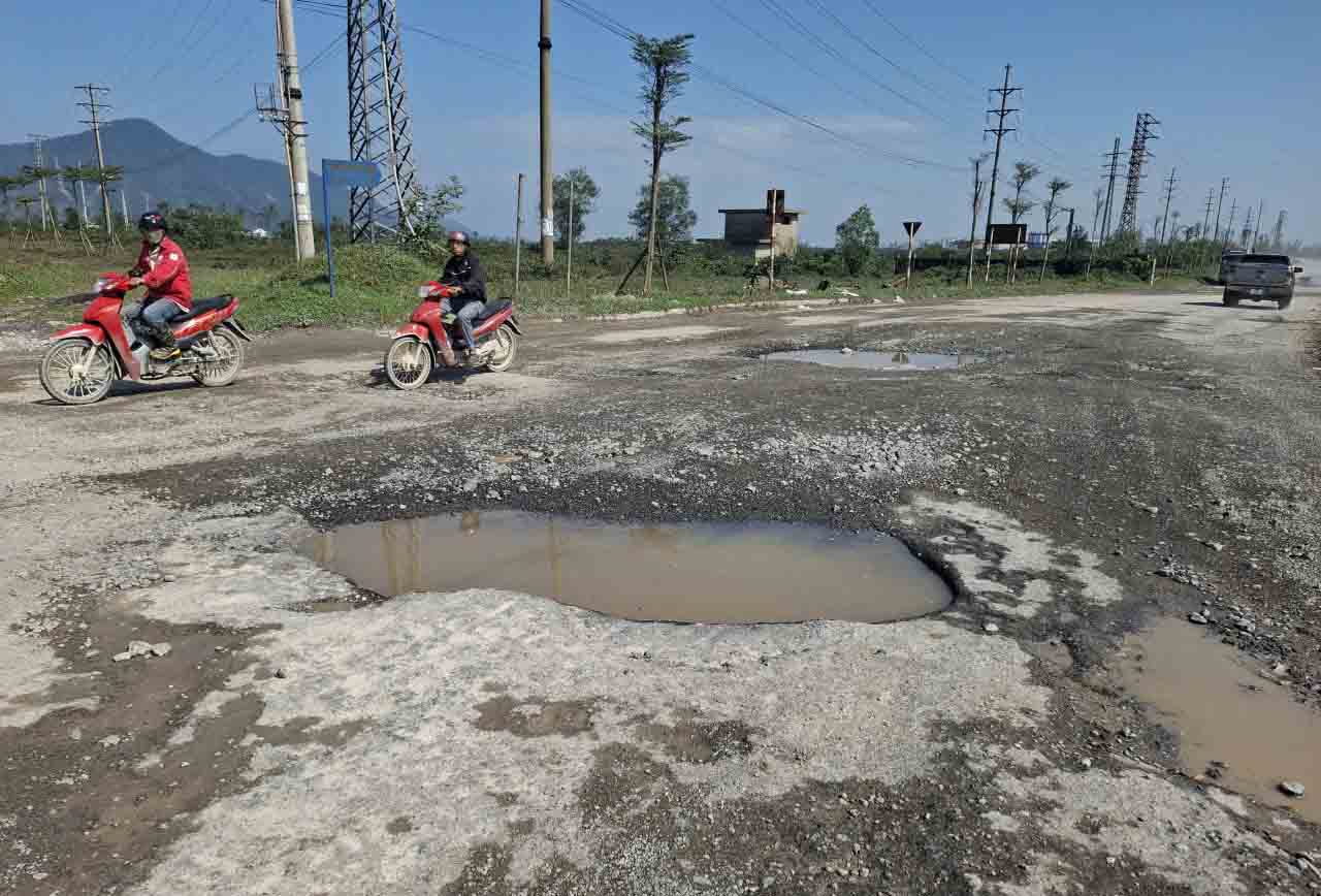 Mất an toàn cho người tham gia giao thông. Ảnh: Trần Tuấn.
