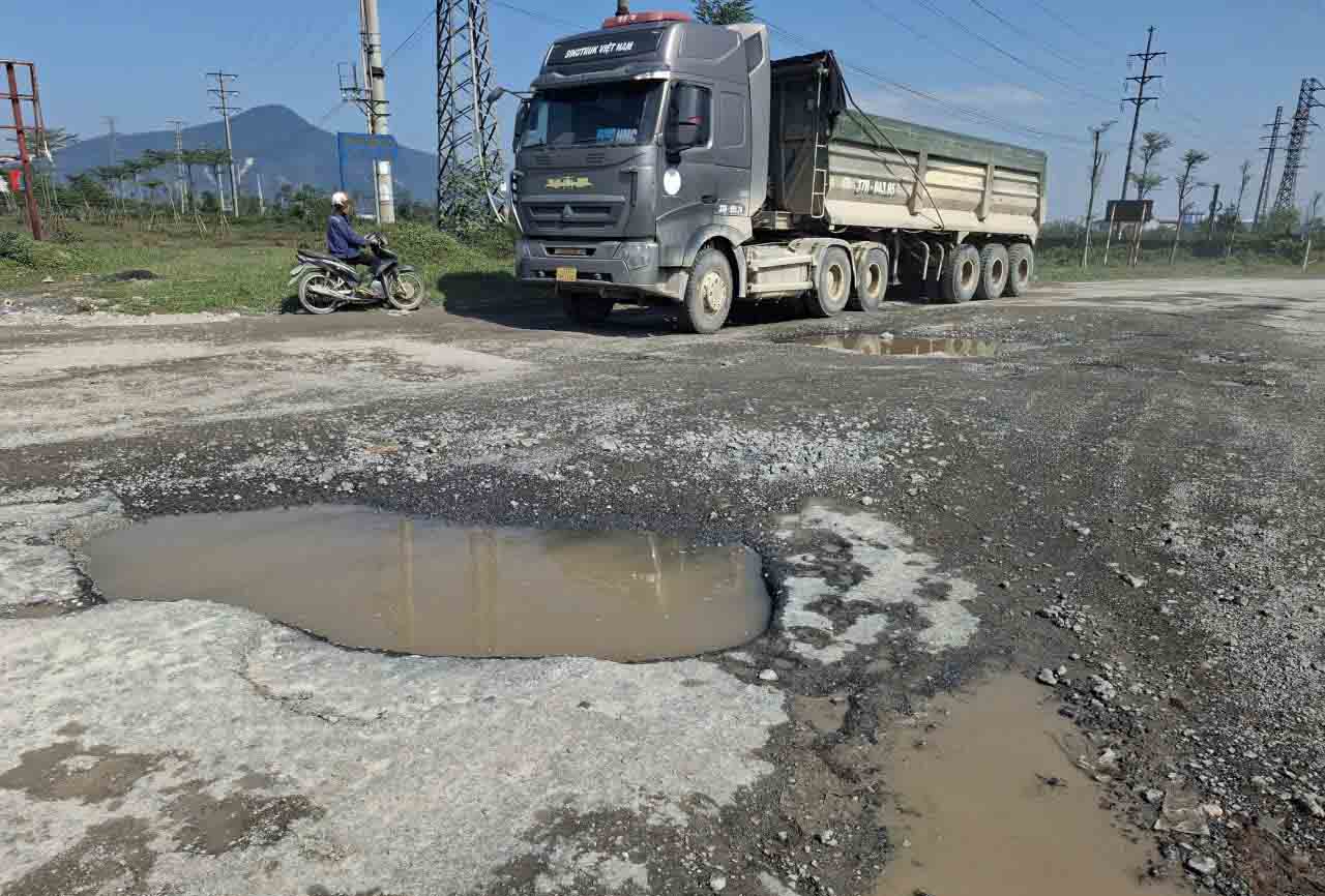 Tuyến đường Hà Huy Tập đoạn kết nối với Quốc lộ 12C xuống cấp, mặt đường có nhiều hố sâu mất an toàn. Ảnh: Trần Tuấn.