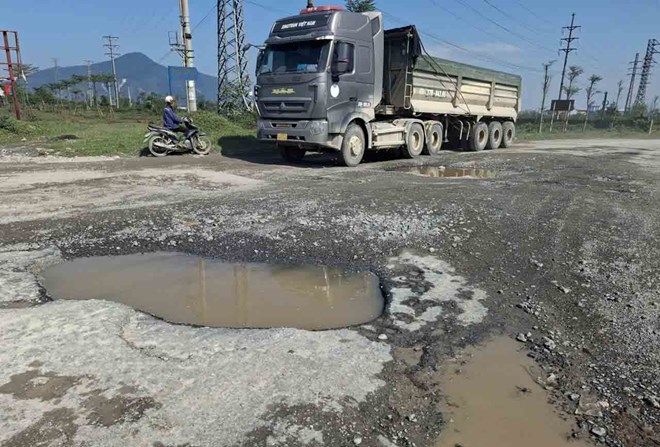 Đường huyết mạch Khu Kinh tế Vũng Áng xuống cấp, người dân lo mất an toàn