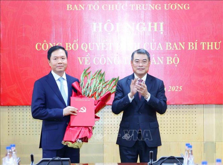 Politburo member, Secretary of the Party Central Committee, Head of the Central Organization Committee Le Minh Hung presented the Secretariat's Decision to Mr. Trinh Manh Linh. Photo: Phuong Hoa/ VNA