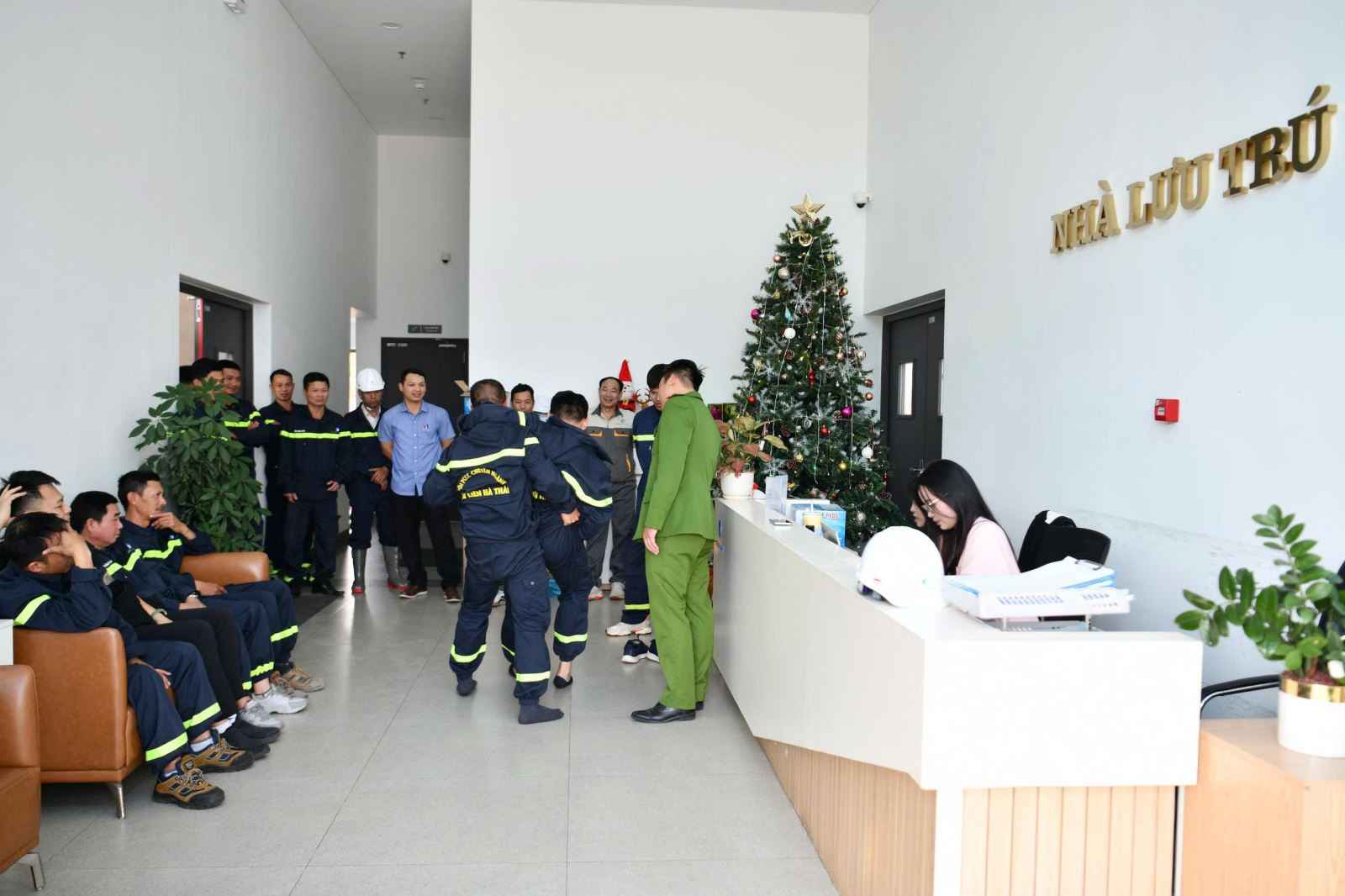 Huan luyen, dien tap phong chay giup bao ve nguoi lao dong o Hung Yen. Anh: Cong an tinh Hung Yen