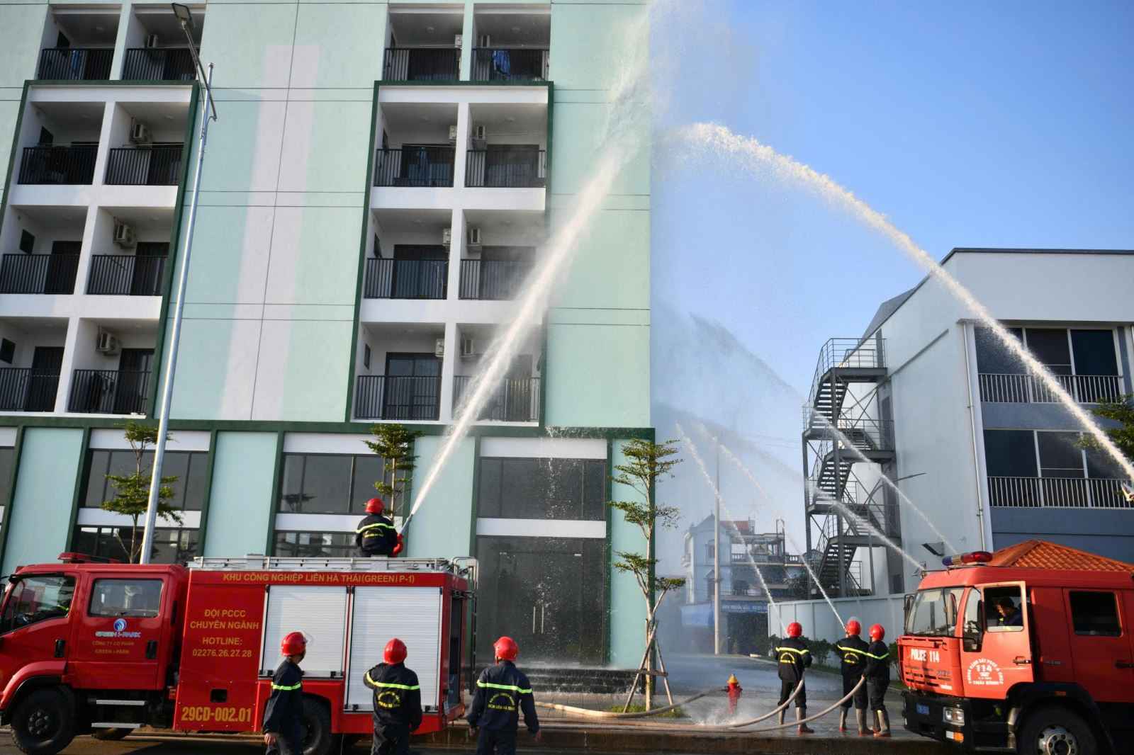 Fire prevention training, ensuring labor safety in industrial parks in Hung Yen. Photo: Hung Yen Provincial Police