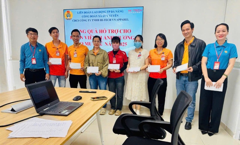 Cong doan xa Duy Xuyen, Da Nang chi 620 trieu dong cham lo doan vien bi anh huong mua lu. Anh: DVCC