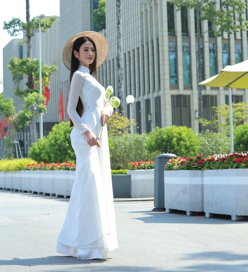 Trong qua trinh chuan bi, Hai Yen danh nhieu thoi gian ren luyen ky nang trinh dien voi ao dai, chu trong tung chi tiet nho nhu buoc di, anh mat, cu chi tay va than thai. 