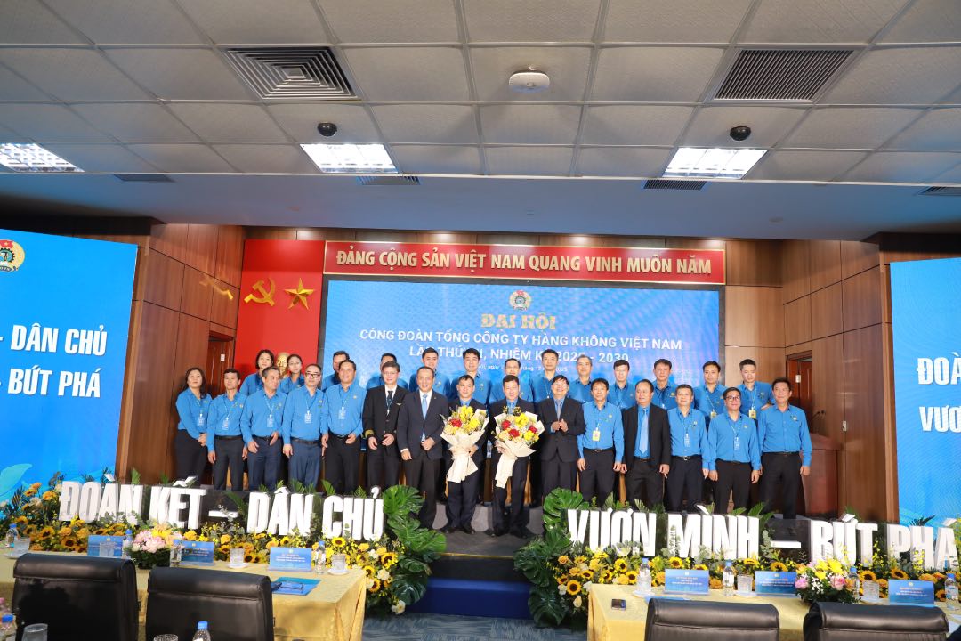 Lanh dao Tong Lien doan Lao dong Viet Nam tang hoa chuc mung cac uy vien Ban Chap hanh Cong doan TCTHKVN nhiem ky 2025-2030. Anh: Bao Han 