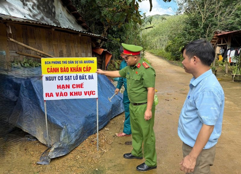 Xa A Vuong, Da Nang khan truong trien khai phuong an bao ve tinh mang va tai san cho nhan dan tai hai thon Ga’lau va Arec. Anh: Truong An