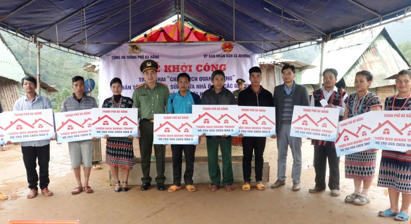 Da Nang chay dua xay lai nha cho dan vung thien tai truoc Tet. Anh: Truong An