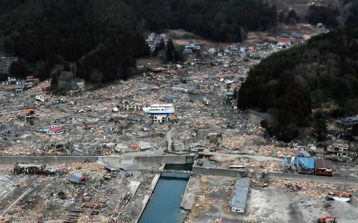 El ferry (blanco) se hunde entre los escombros en Ōtsuchi prefectura de Iwate Japon despues de que la ciudad fuera devastada por el terremoto y el tsunami del 11 de marzo de 2011. Foto: Marina de los EE. UU