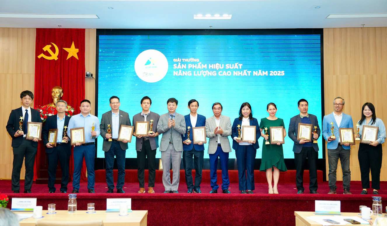 Mot so hinh anh tai le trao giai vinh danh cac doanh nghiep, ca nhan trong cac linh vuc cong nghiep, thuong mai va xay dung. Anh: BTC 