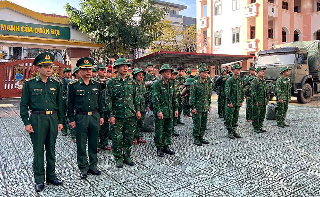 Cac can bô, chiến si Bo doi Bien phong Da Nang lên dường thực hiên nhiêm vu sang 23.12. Anh: Nguyen Thanh