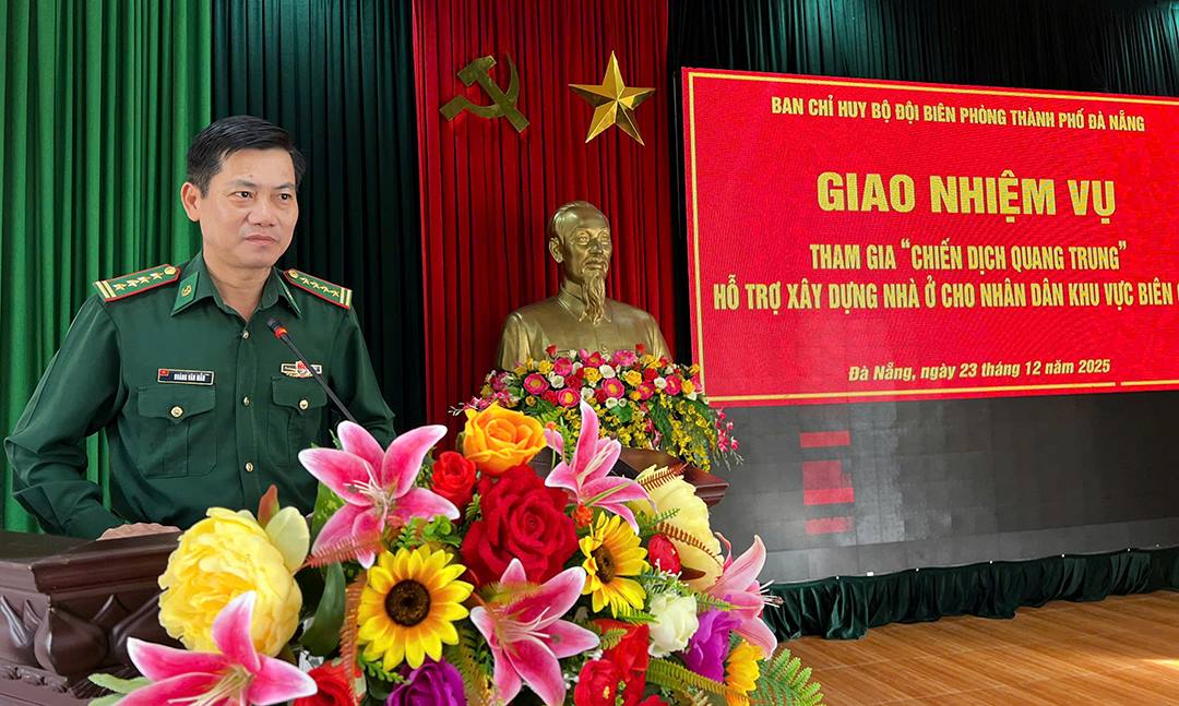 Le colonel Hoang Van Man du comite politique de la lutte contre la traite des frontieres de la ville de Da Nang a pris la parole pour confier les taches aux soldats avant de partir pour aider la population. Photo : Nguyen Thanh