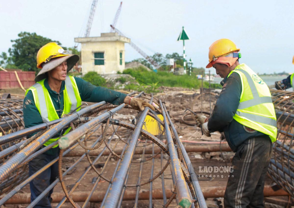 Cong nhan lam viec tren cong truong du an cao toc