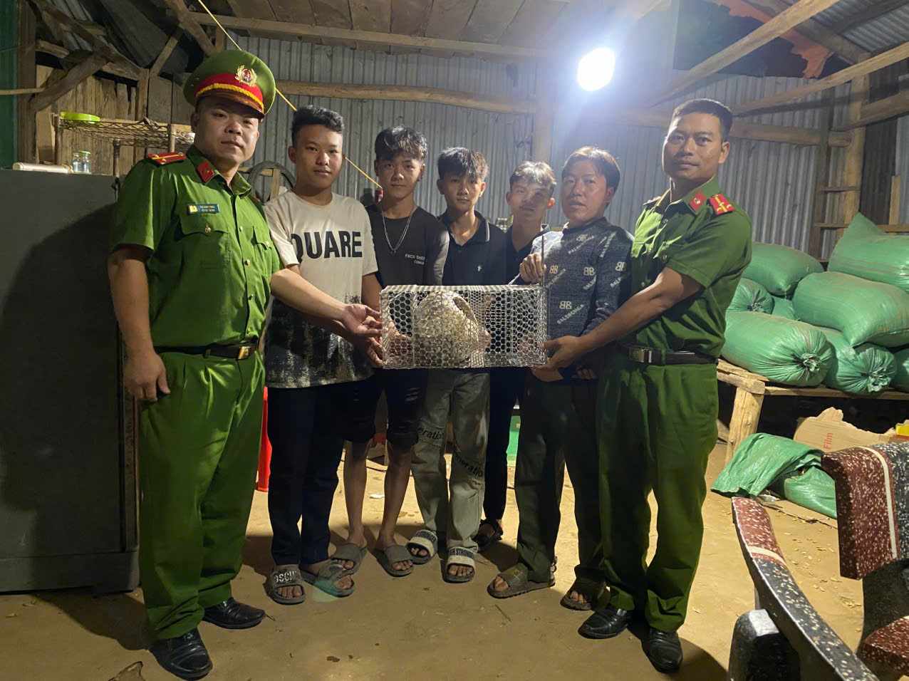 Un grupo de jovenes entrega los cuerpos de las ratas a las autoridades para que los liberen a la naturaleza. Foto: Proporcionada por la policia