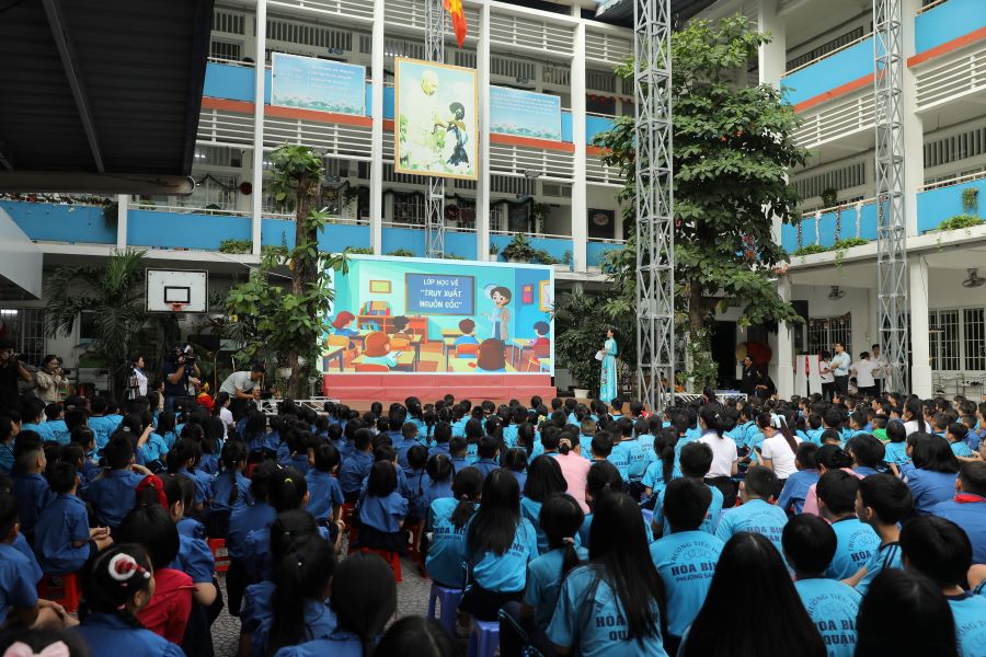 Primary school students in Ho Chi Minh City can access knowledge about food traceability through intuitive, easy-to-understand videos. Photo: Nguyen Chan