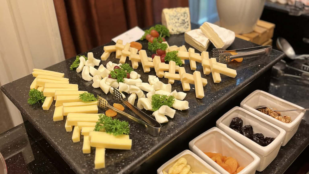 Prepare a cold cut set to make the Christmas table more impressive. Photo: Tuan Dat