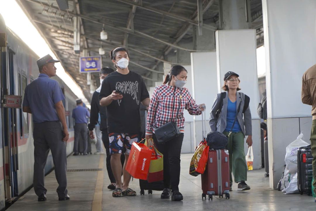 People get on the train at Saigon Station (HCMC) to return home for the Lunar New Year 2025. Photo: Chan Phuc