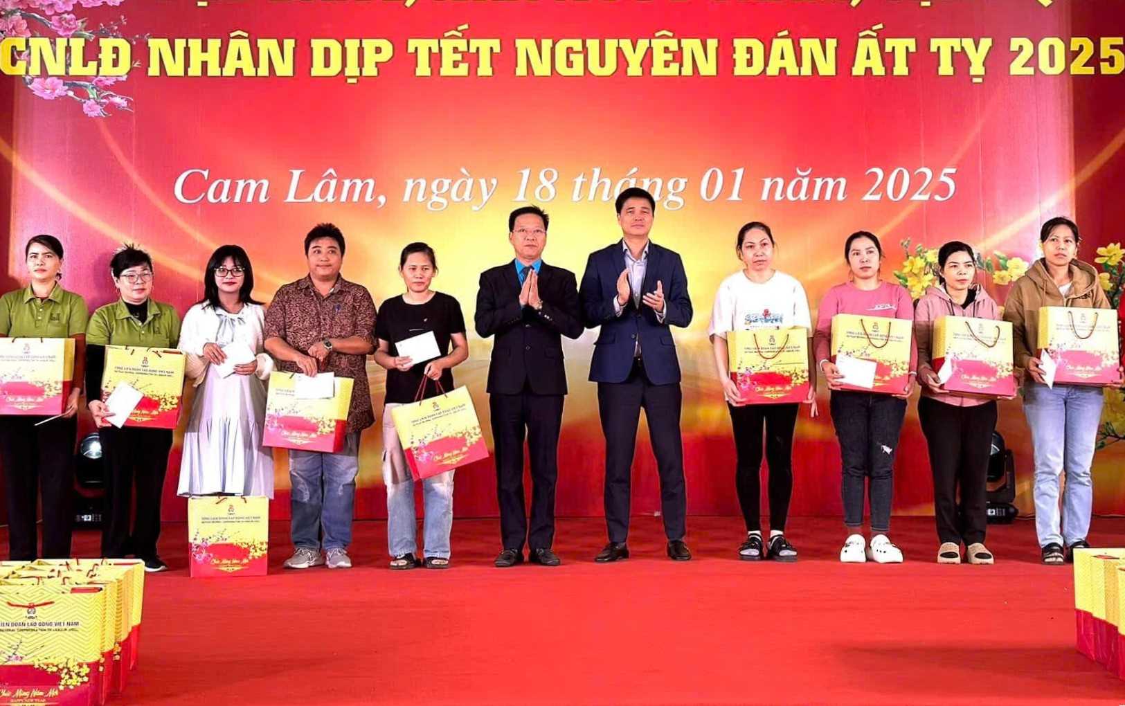 In the 2025-2030 period, Khanh Hoa will strongly develop the activities of the "Tet Sum Vay" program, union member welfare, and social housing support for workers. Photo: Phuong Linh