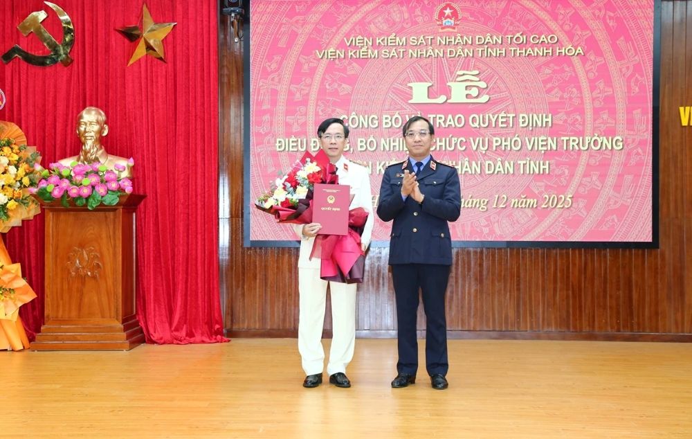 Ong Ho Duc Anh - Pho Vien truong VKSND toi cao trao Quyet dinh va tang hoa chuc mung tan Pho Vien truong VKSND tinh Thanh Hoa. Anh: Quoc Huong