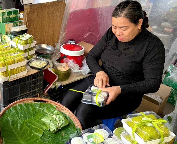 Bà Nguyễn Thị Thảo là một trong những nghệ nhân mang lại sức sống mới cho cốm làng Vòng. Ảnh: Thùy Dương