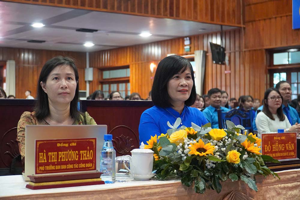 Ba Do Hong Van (phai) va Ha Thi Phuong Thao tham du Dai hoi. Anh: Thanh Vu