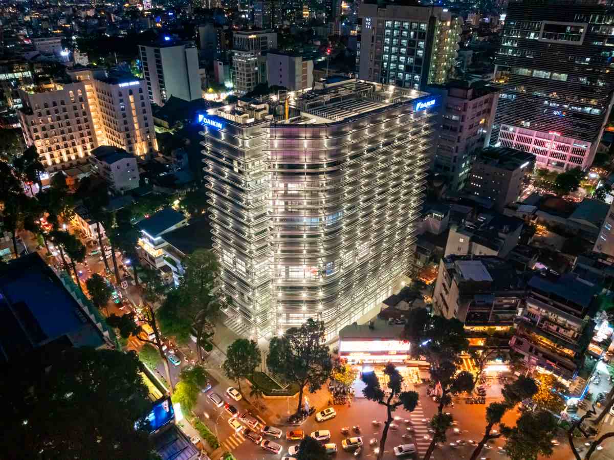 Daikin Air Tower shows that Daikin has been meeting green and sustainable standards for customer projects, from civil solutions to complex commercial systems. Photo: Daikin Vietnam