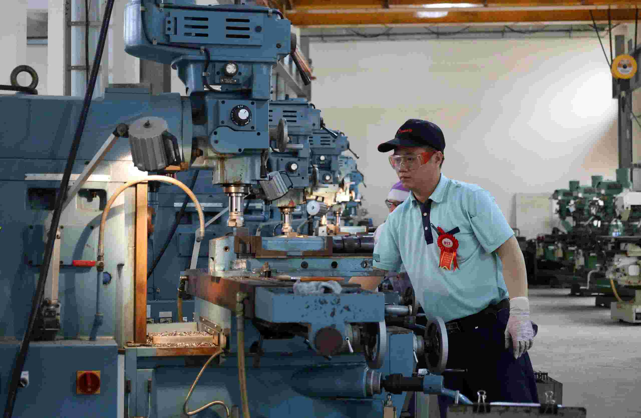 El concurso de mejores artesanos de la capital es una oportunidad para que los trabajadores compiten para mejorar sus habilidades y mejorar sus capacidades. Foto: Mai Quy