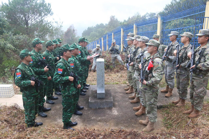 Officers and soldiers of both sides coordinated to patrol and inspect the area from boundary markers 1028/2 to boundary markers 1032. Photo: Vi Toan