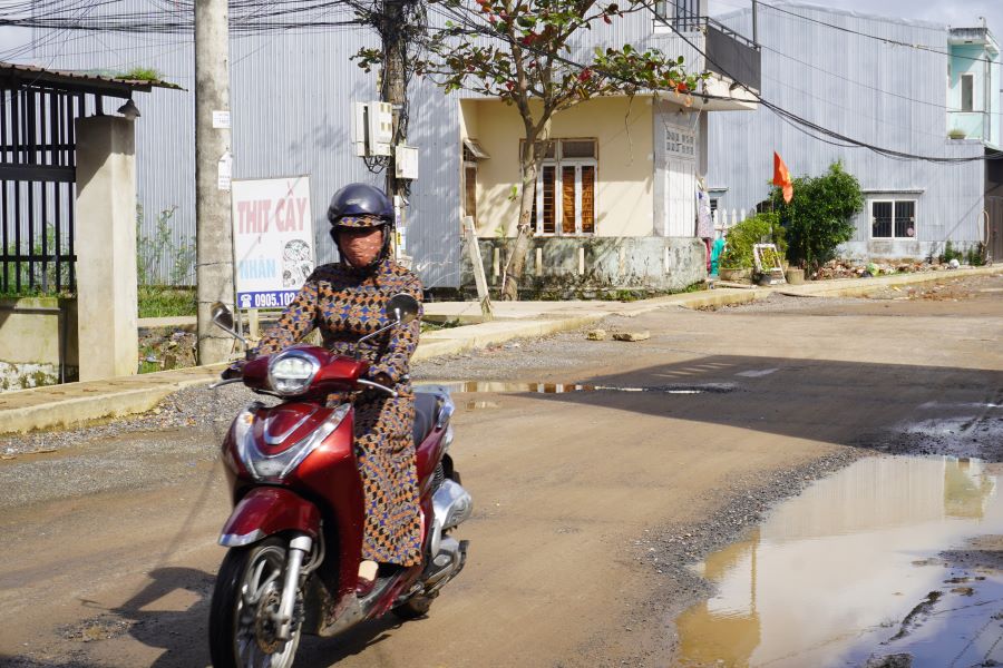 El camino a la zona de reasentamiento en Da Nang esta tan destrozado como despues de muchos años. Foto: Tran Thi