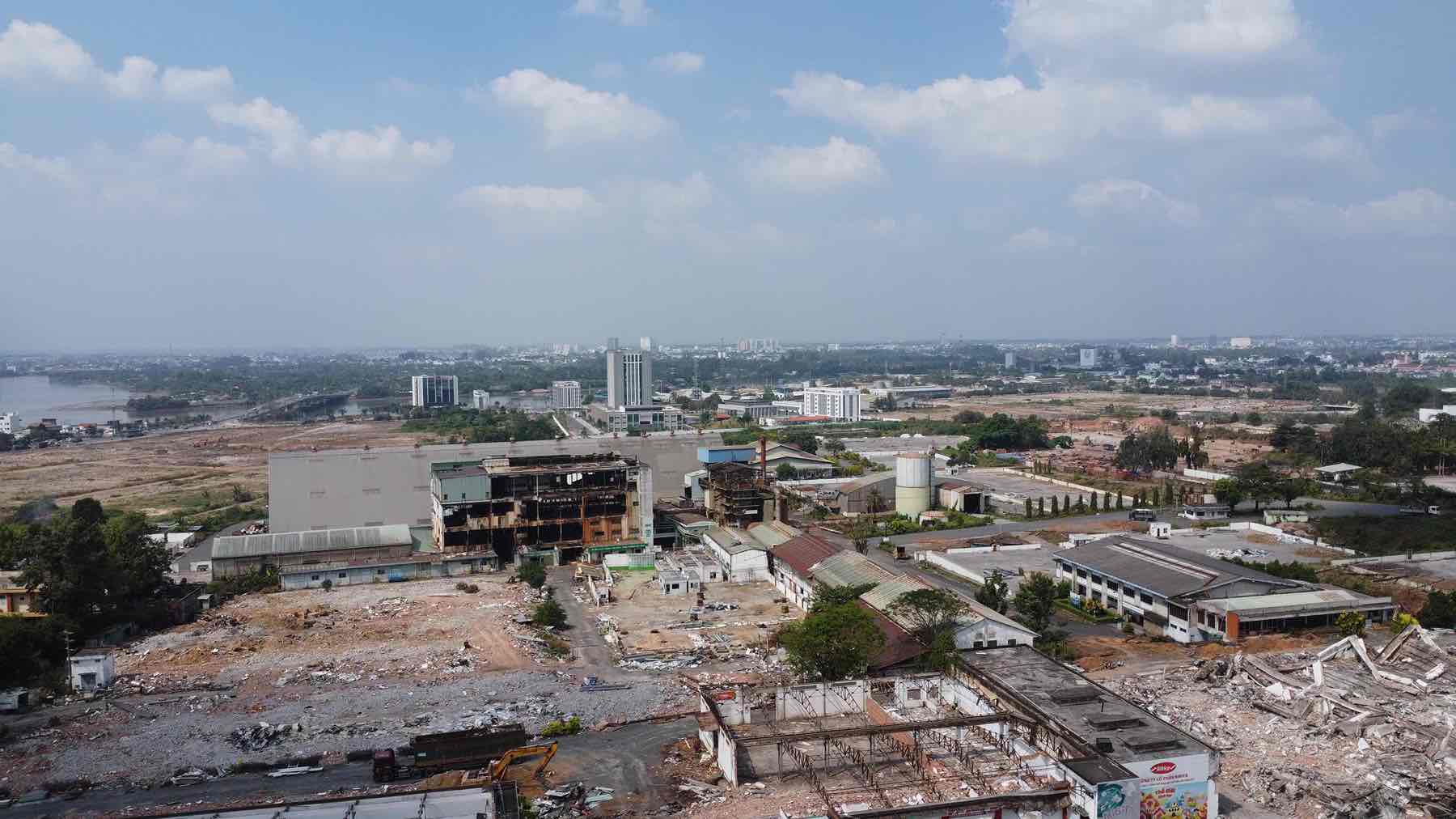 Van con cac doanh nghiep dang tiep tuc thao do nha xuong, di doi, ban giao mat bang tai khu cong nghiep Bien Hoa 1. Anh: HAC