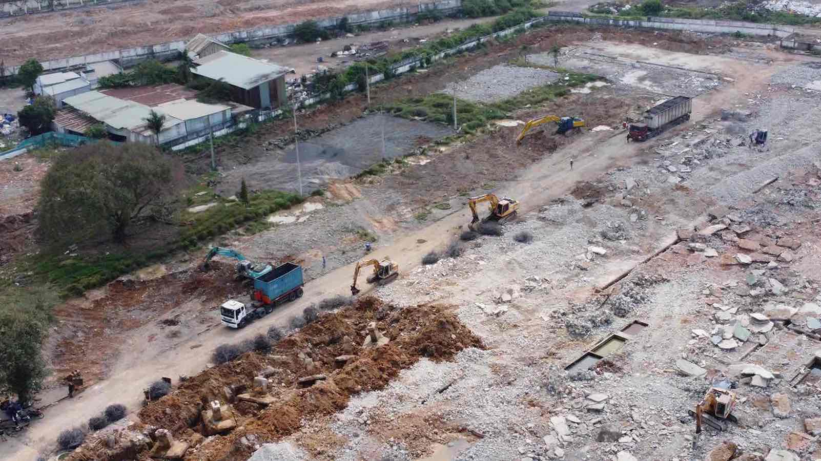 Nhieu may moc dang tiep tuc hoat dong thao do giao tra mat bang. Anh: HAC