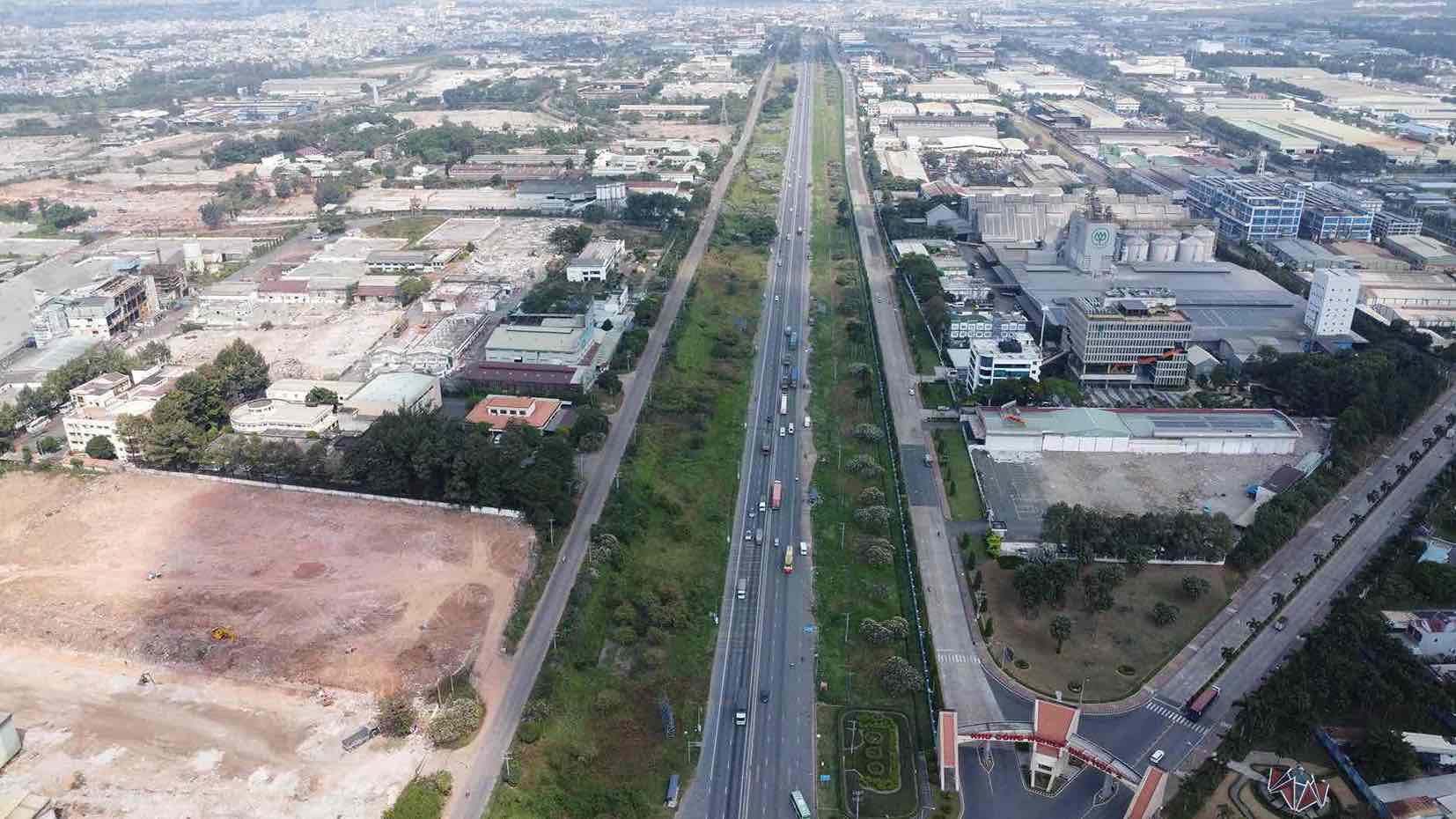 Khu cong nghiep Bien Hoa 1 dang thao do nam doc quoc lo 1, doi dien la khu cong nghiep Bien Hoa 2. Anh: HAC