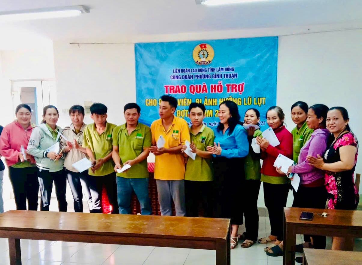 Trao qua tai Cong doan co so Cong ty TNHH Kim Do. Anh: Pham Duy 