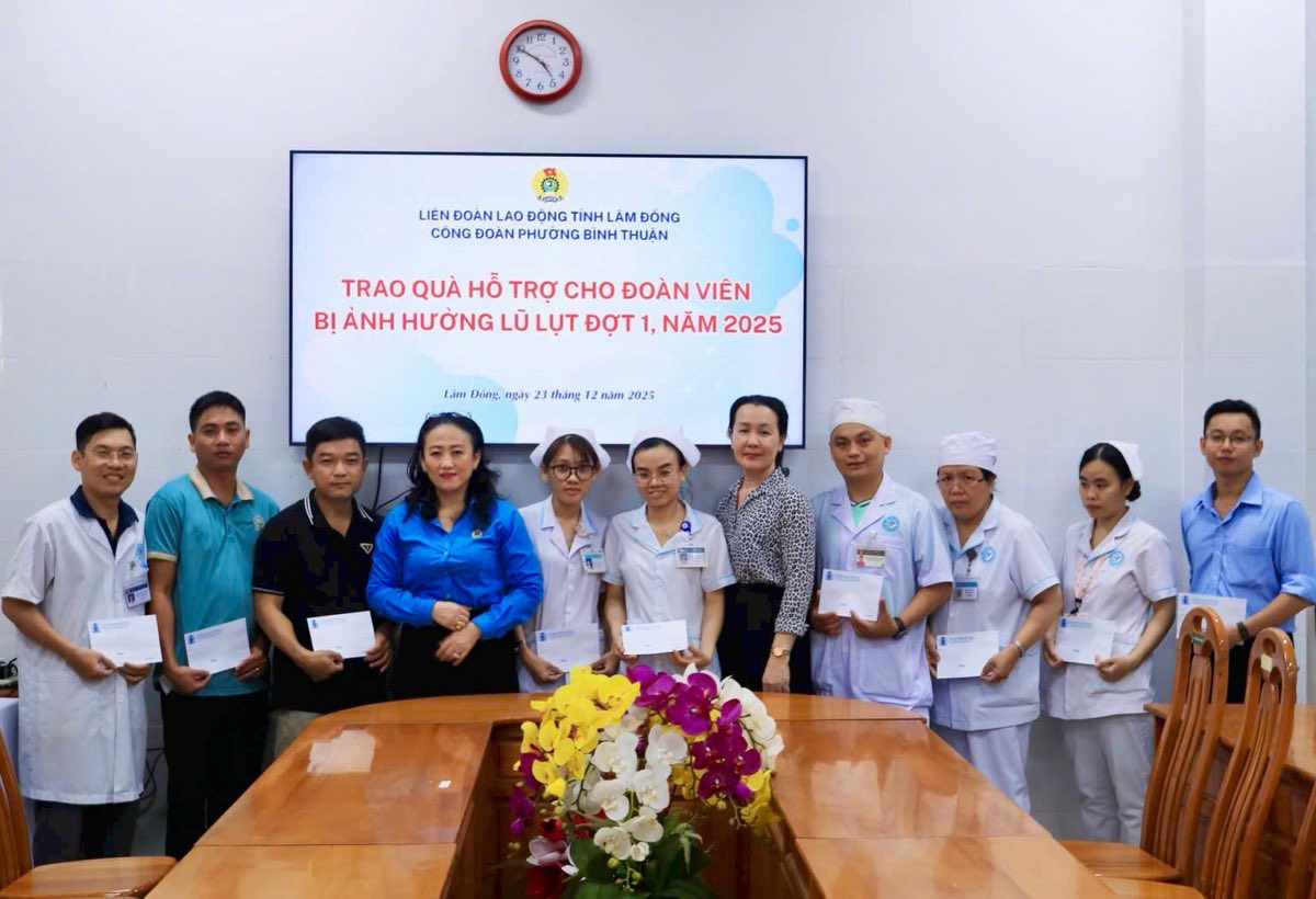 Doan vien Cong doan co so Benh vien Da khoa Binh Thuan duoc nhan qua ho tro. Anh: Pham Duy 