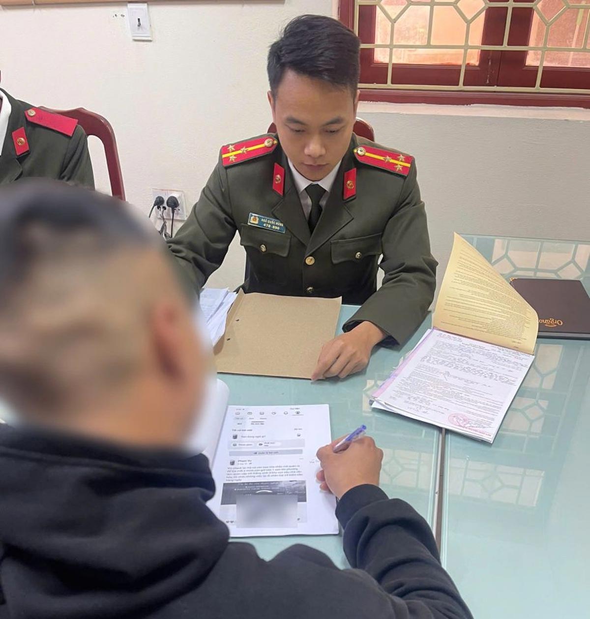 Công an phường Tam Điệp làm việc với nam thanh niên V.T.A. Ảnh: Công an tỉnh Ninh Bình