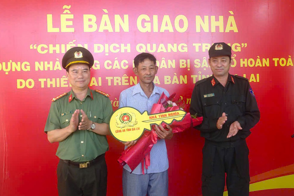 Gia Lai Provincial Police handed over a new shelter to Mr. Pham Dinh Ba. Photo: Police