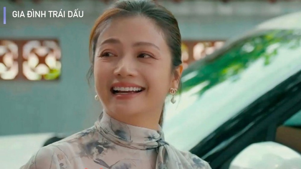 NSUT Kieu Anh vai ba Anh. Anh: Cat tu video.