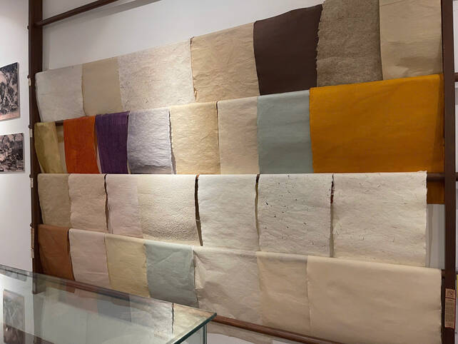 Besides traditional products, the exhibition point not only introduces Do tree paper but also brings visitors traditional Vietnamese papers such as: Do tree paper, bamboo from many other craft regions such as Bac Ninh, Phu Tho (former Hoa Binh),... with colors completely dyed from natural materials. Photo: Ngoc Mai