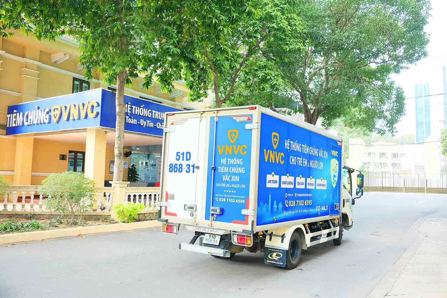 Khang the don dong dang duoc VNVC no luc van chuyen som ve cac trung tam tren toan quoc bang he thong xe lanh chuyen dung nghiem ngat theo tieu chuan quoc te. Anh: Moc Thao