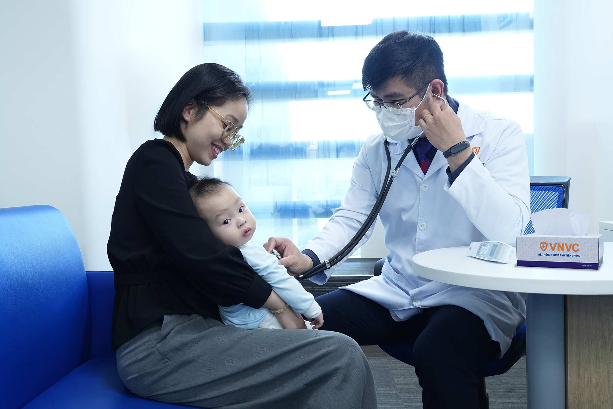 Nhieu phu huynh dua con tiem khang the RSV phong benh ho hap tai VNVC trong boi canh o nhiem khong khi va bui min gia tang. Anh: Le Tuan Anh