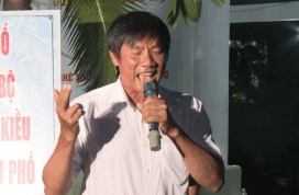 People exchange a series of courtesans at Ninh Kieu walking street, Can Tho city