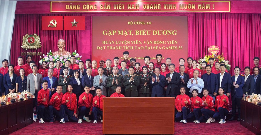The Ministry of Public Security organized a meeting to honor the coaches and athletes of the People's Public Security sports after the 33rd SEA Games. Photo: Minh Minh