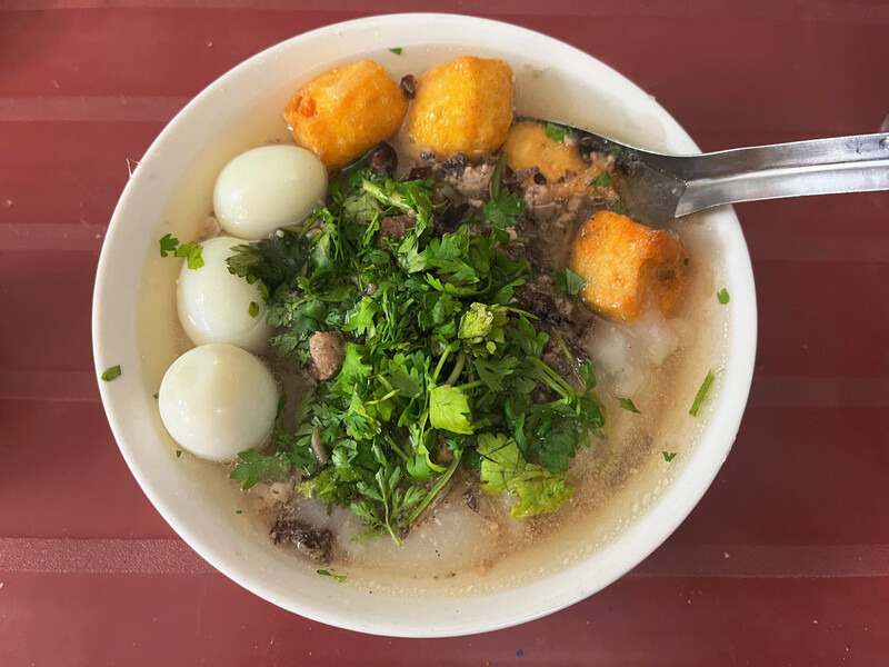 Quán bánh đúc nóng gia truyền ở Hà Nội giữ ký ức của bao thế hệ. 