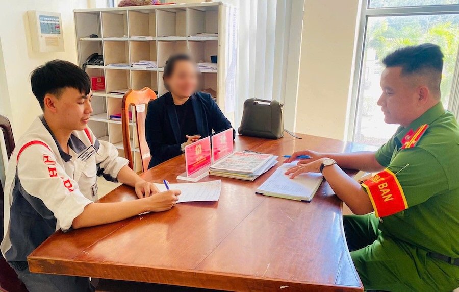 The police force guides and supports both sides to complete the necessary procedures, ensuring the full refund of the amount of money transferred by mistake in accordance with regulations. Photo: Provided by the police