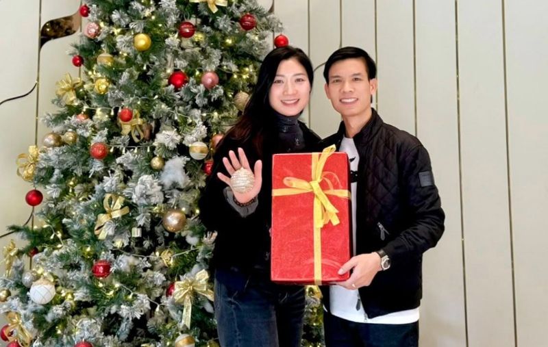Former volleyball player Pham Thi Yen and her husband celebrate Christmas. Photo: Character provided