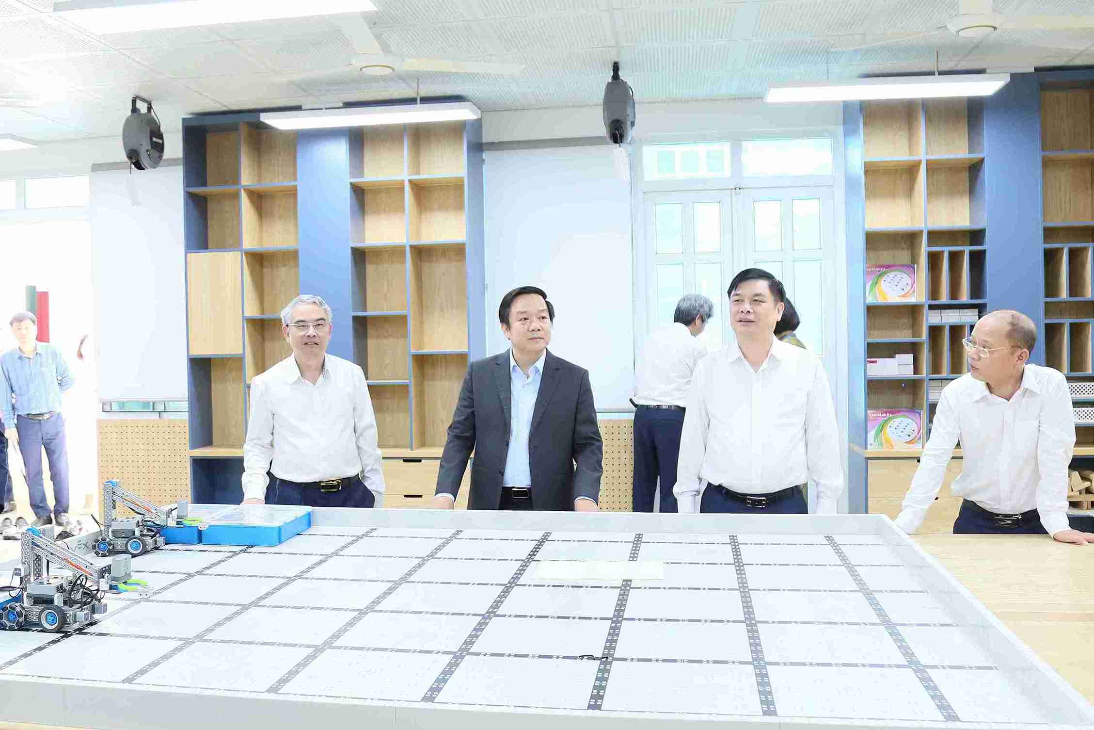 Chairman of the Provincial People's Committee Pham Quang Ngoc and provincial leaders surveyed the facilities of Thai Binh High School for the Gifted. Photo: Hung Yen Provincial Portal