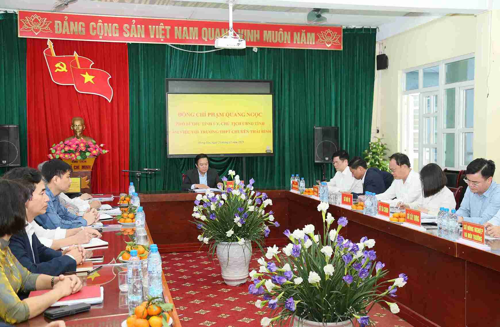 Cac dai bieu du buoi lam viec voi Truong THPT Chuyen Thai Binh. Anh: Cong TTDT tinh Hung Yen