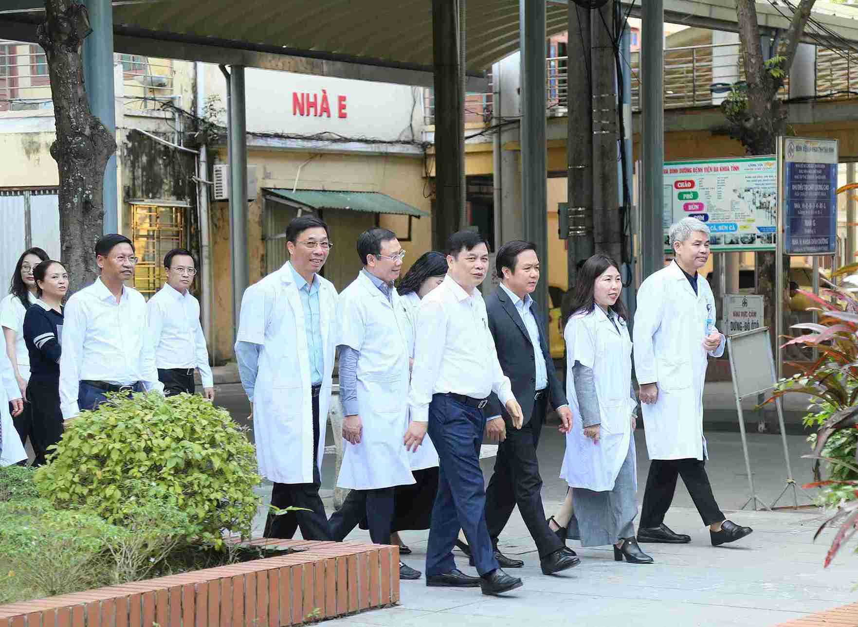 Chairman of the Provincial People's Committee Pham Quang Ngoc and the survey team at Thai Binh General Hospital. Photo: Hung Yen Provincial Portal