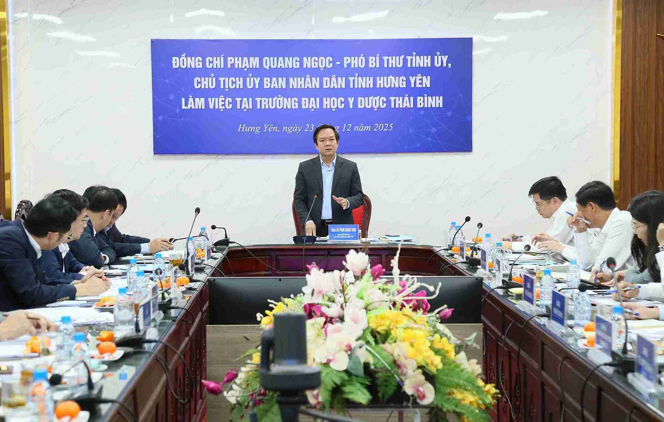 Chu tich UBND tinh Pham Quang Ngoc phat bieu chi dao tai buoi lam viec voi Truong Dai hoc Y Duoc Thai Binh va Benh vien Da khoa Thai Binh. Anh: Cong TTDT tinh Hung Yen