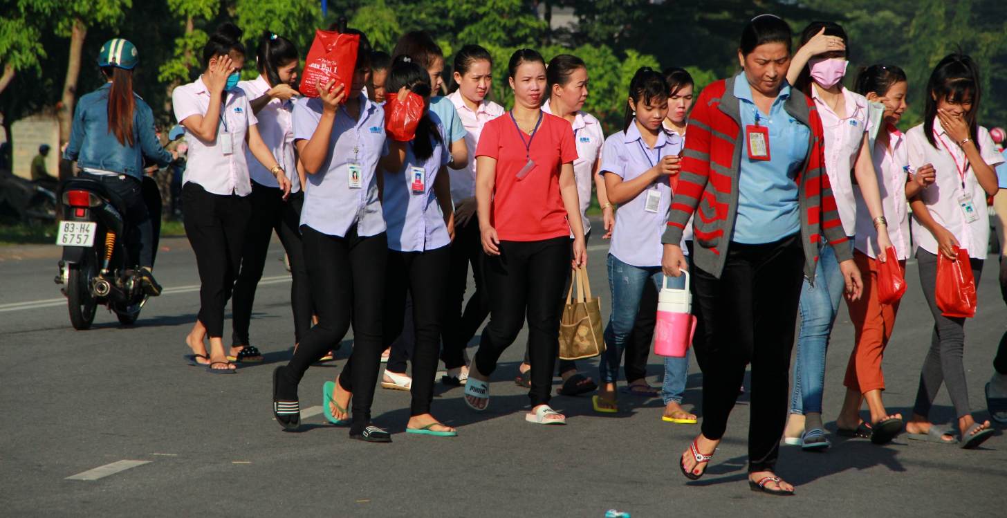 호치민시 벤깟동에 있는 회사가 운영 중단을 발표하여 노동자들이 실망했습니다. 사진: Dinh Trong